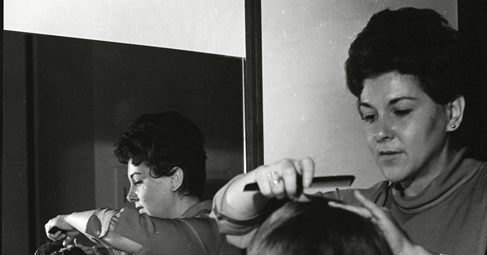 Rose Evansky, a Pioneer in Women’s Hairstyling, Dies at 94