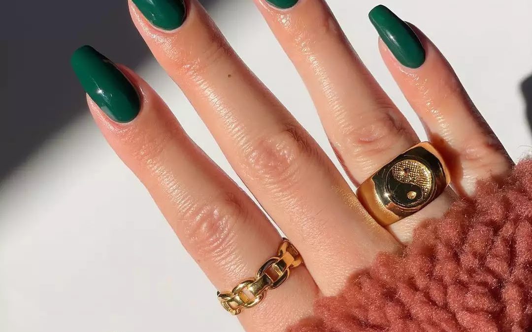 35 Dark Green Nail Ideas for Stunning Fall and Winter Manicures